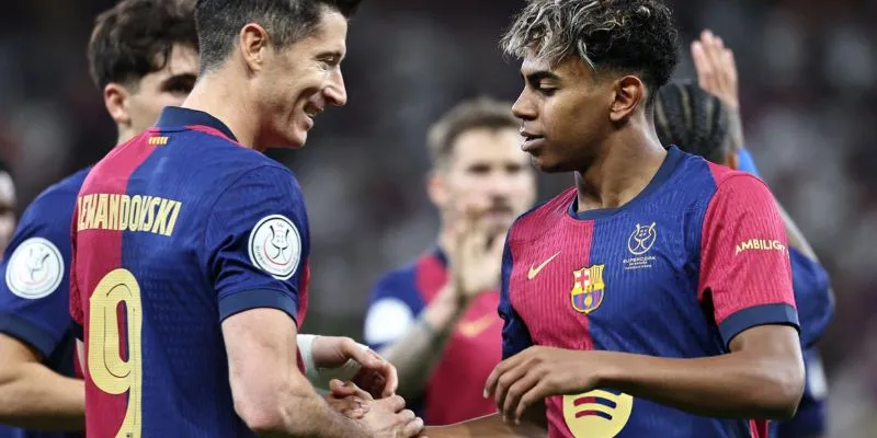 Cái bắt tay giữa Lewandowski và Lamine Yamal là chìa khóa chiến thắng của Barca